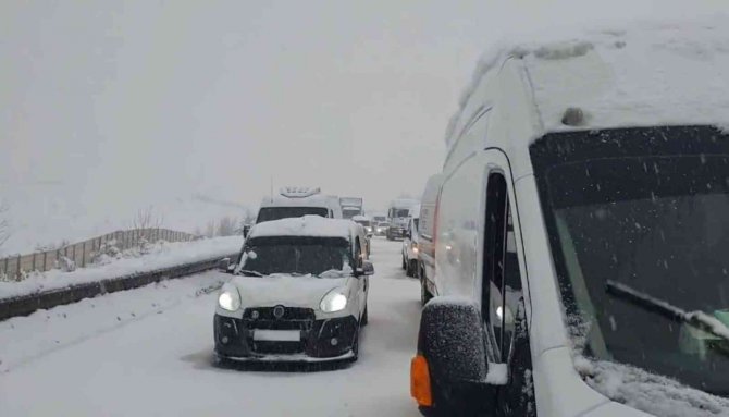 Yalova-bursa Kara Yolu Kayan Tır Sebebiyle Kapandı