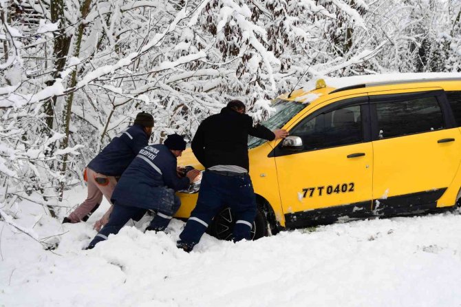 Yalova’da Kar Sebebiyle Araçlar Yoldan Çıktı