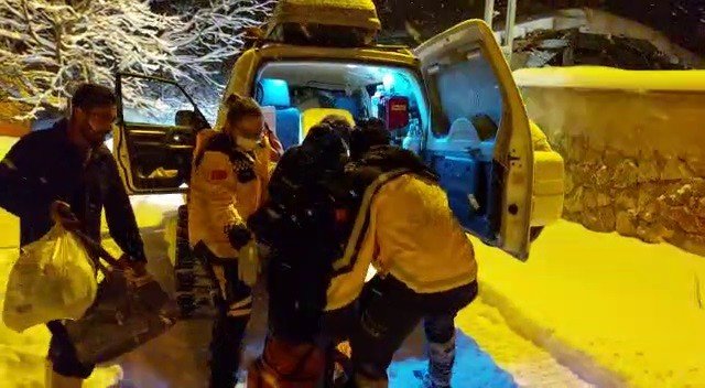 Köyde Mahsur Kalan Hamile Kadının İmdadına Paletli Ambulans Yetişti