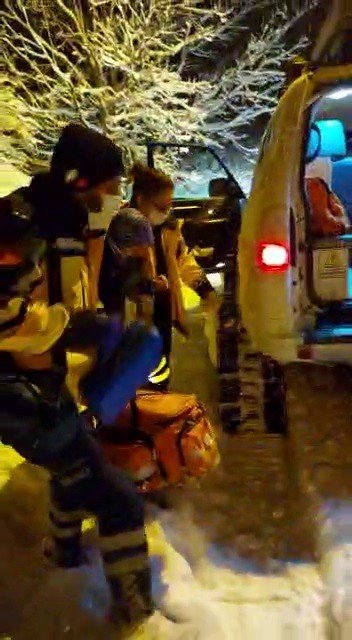 Köyde Mahsur Kalan Hamile Kadının İmdadına Paletli Ambulans Yetişti