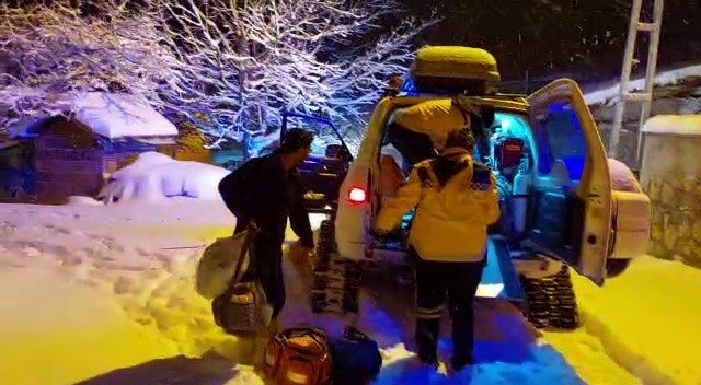 Köyde Mahsur Kalan Hamile Kadının İmdadına Paletli Ambulans Yetişti