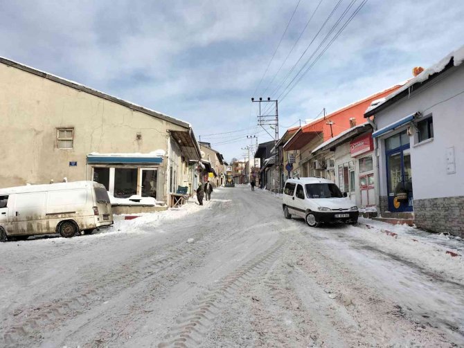 Mihalıççık Yollarında Çalışmalar Sürüyor