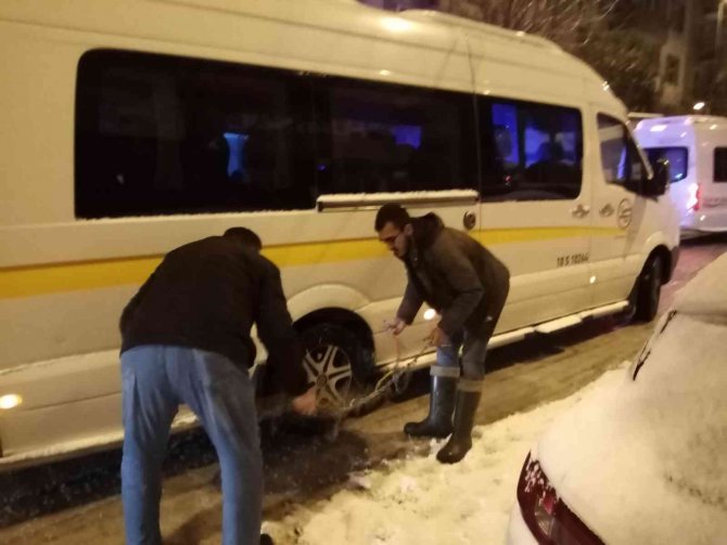 Bandırma’da Sabaha Karşı Başlayan Kar Yağışı Hayatı Olumsuz Etkiliyor