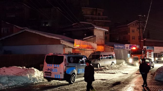 Ekipler Yangında Dumandan Etkilenerek Ölen Adamı Balkonda Buldu