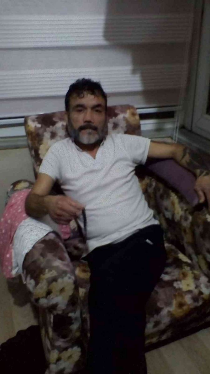 Ekipler Yangında Dumandan Etkilenerek Ölen Adamı Balkonda Buldu