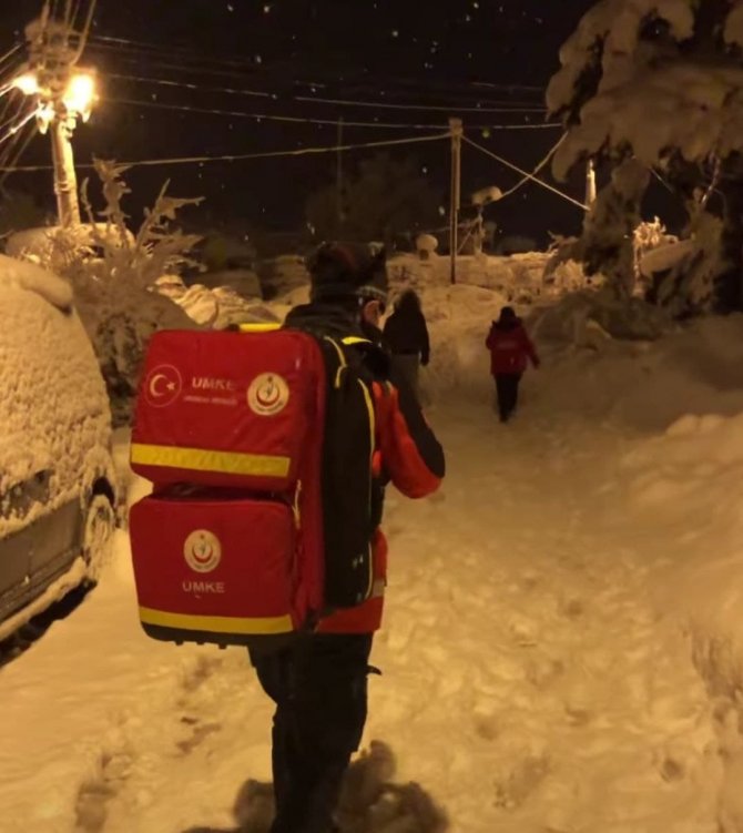Yolu Kapatan Karda Hastayı Ambulansa İş Makinesiyle Taşıdılar