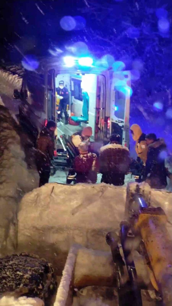 Yolu Kapatan Karda Hastayı Ambulansa İş Makinesiyle Taşıdılar