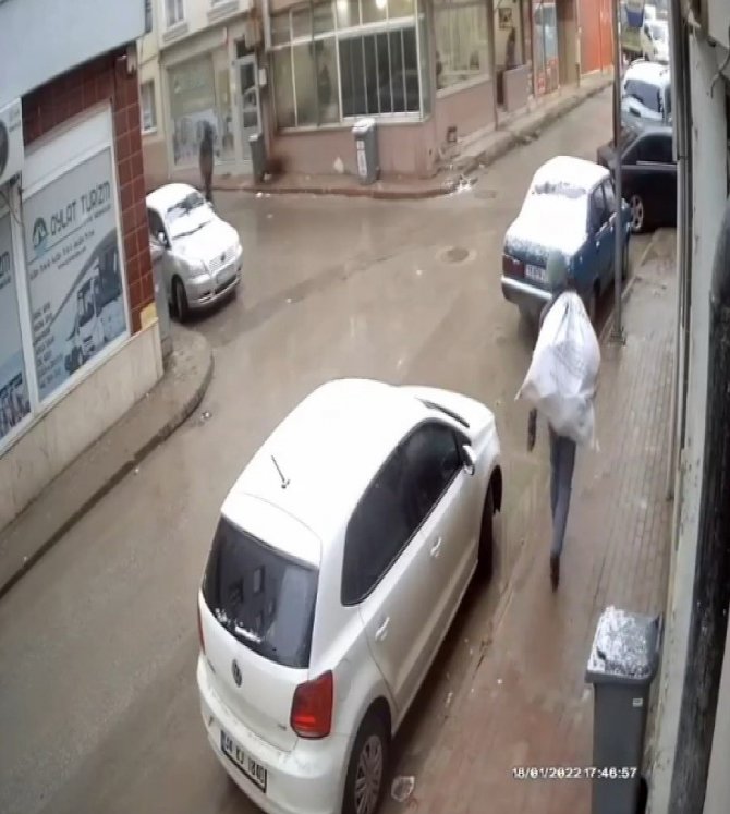 100 Yıllık Antikaları Çuvala Koyup Çaldı, Bu Anlar Kamerada