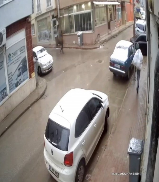 100 Yıllık Antikaları Çuvala Koyup Çaldı, Bu Anlar Kamerada
