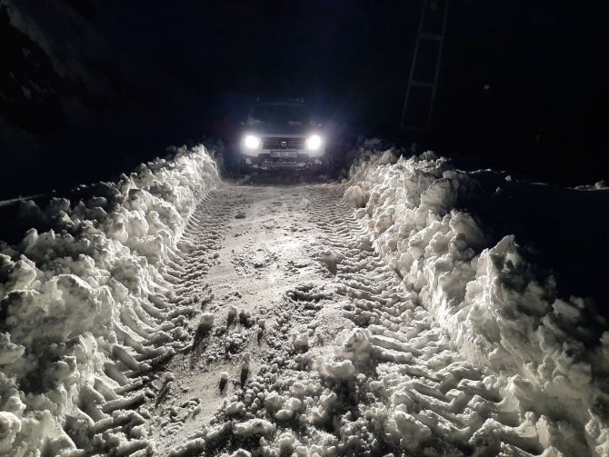 Muhtar Kapanan Köy Yolunu Traktörüyle Ulaşıma Açtı
