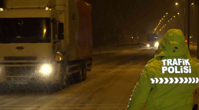 Aksaray-ankara Karayolu Kar Ve Tipi Nedeniyle Ulaşıma Kapatıldı