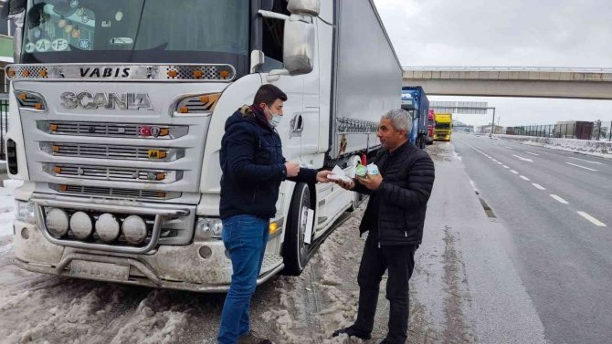 Yolda Kalanlara Yiyecek Ve İçecek Yardımı