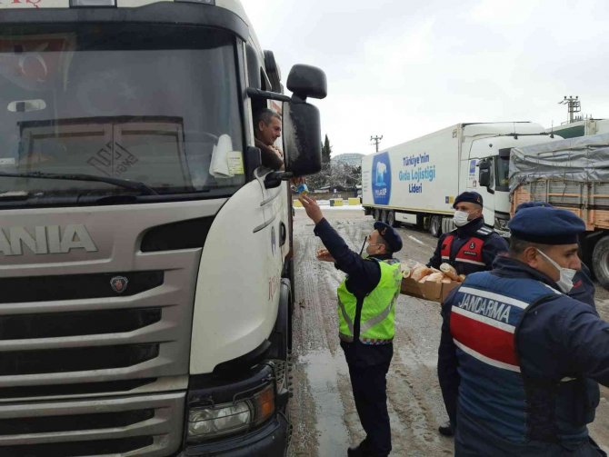 Yolda Kalanlara Yiyecek Ve İçecek Yardımı