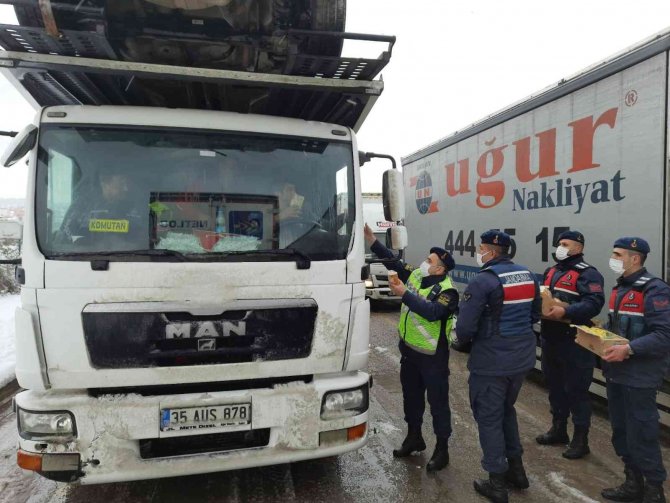 Yolda Kalanlara Yiyecek Ve İçecek Yardımı