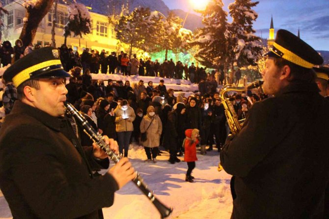 Amasyalılar Kar Yağışını Konserle Kutladı