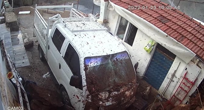 Evlerinin Üzerine Düşen Kaya Sebebiyle Ölümden Dönen Aile Halen Eve Giremiyor