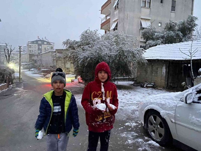 Antalya’da Karla Kaplı Sahada Golf Oynadı