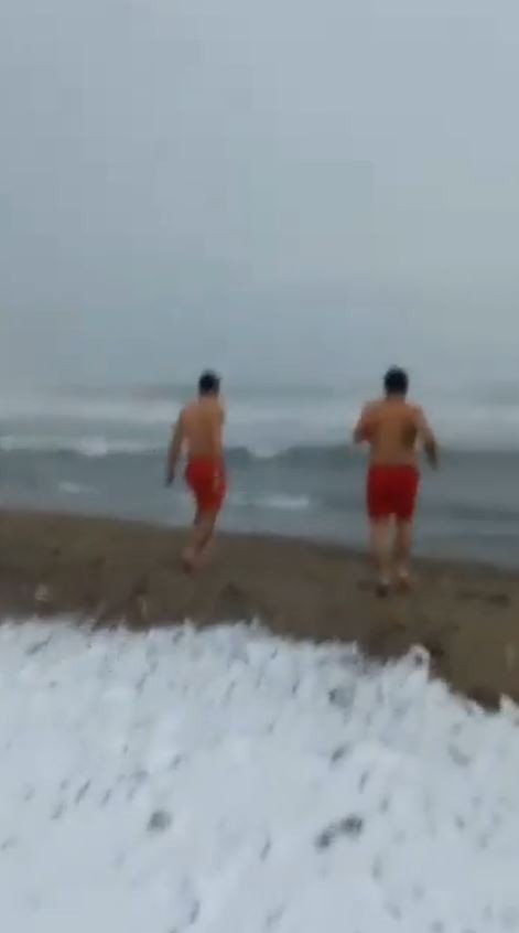 Antalya’da İki Kardeş Karın Sevincini Lapa Lapa Yağan Kar Altında Denize Girerek Çıkardı