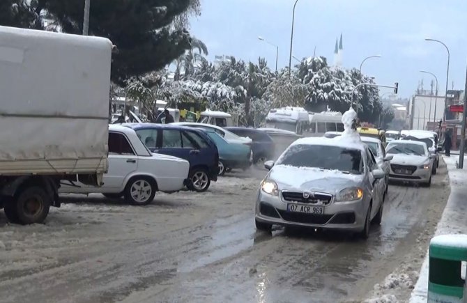 Antalya’da Vatandaşlar Aracın Üzerinde Kardan Adam İle Şehir Turu Attı