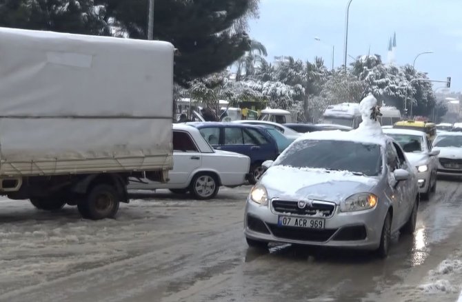 Antalya’da Vatandaşlar Aracın Üzerinde Kardan Adam İle Şehir Turu Attı