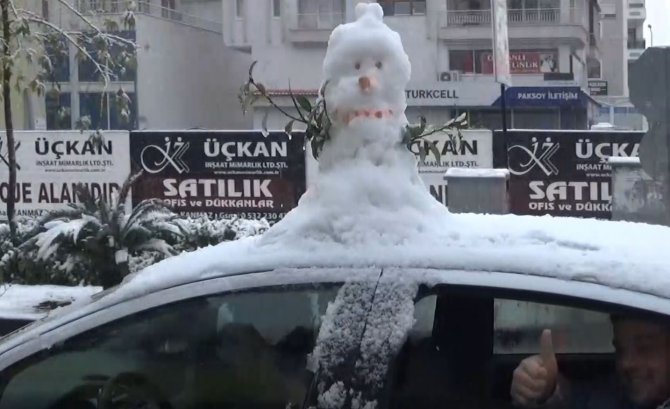 Antalya’da Vatandaşlar Aracın Üzerinde Kardan Adam İle Şehir Turu Attı