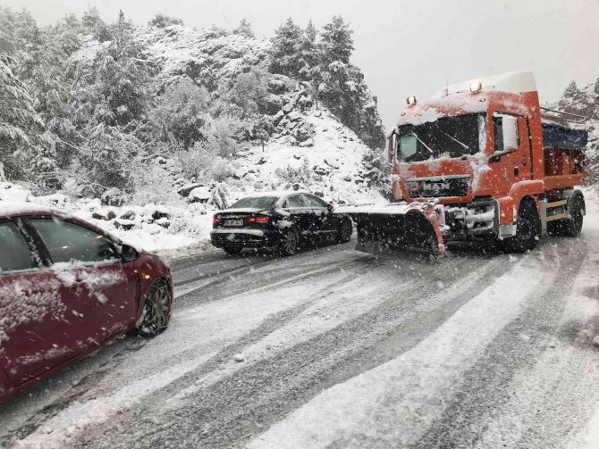 Antalya-konya Karayolunda Ağır Tonajlı Araçların Geçişine İzin Verilmiyor