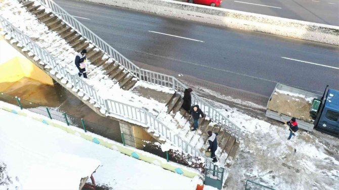 Başiskele’de Ekiplerin Kar Mesaisi Sürüyor