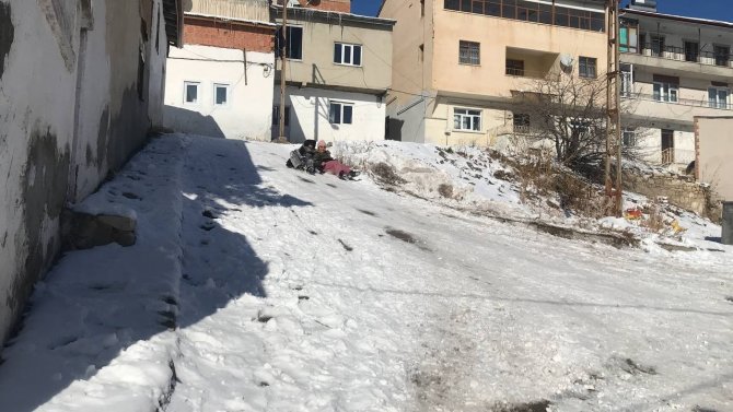 Bayburt’ta Karın Tadını Poşetle Kayan Çocuklar Çıkardı