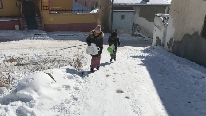 Bayburt’ta Karın Tadını Poşetle Kayan Çocuklar Çıkardı