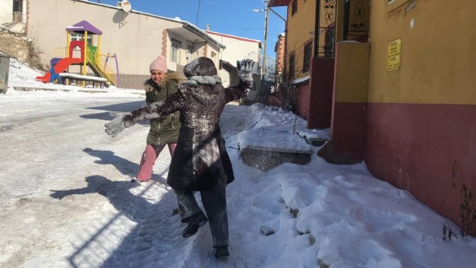 Bayburt’ta Karın Tadını Poşetle Kayan Çocuklar Çıkardı