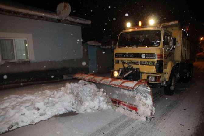 Sungurlu’da Belediye Ekiplerinin Kar Mesaisi Sürüyor