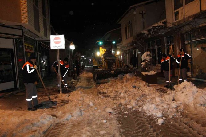Sungurlu’da Belediye Ekiplerinin Kar Mesaisi Sürüyor