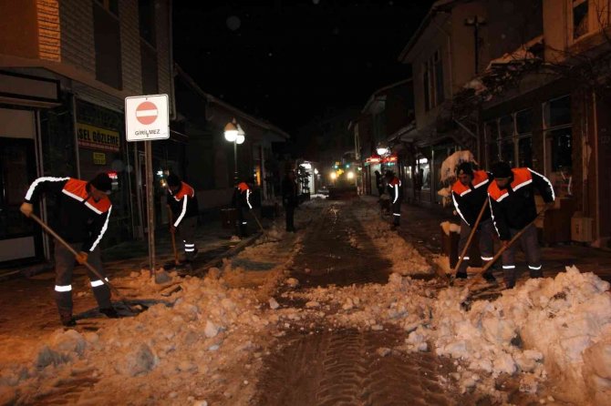 Sungurlu’da Belediye Ekiplerinin Kar Mesaisi Sürüyor