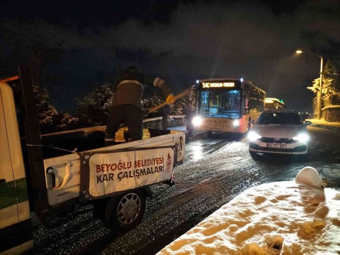 Beyoğlu Belediyesi Ekiplerinden Ana Arterlerde Gece Mesaisi