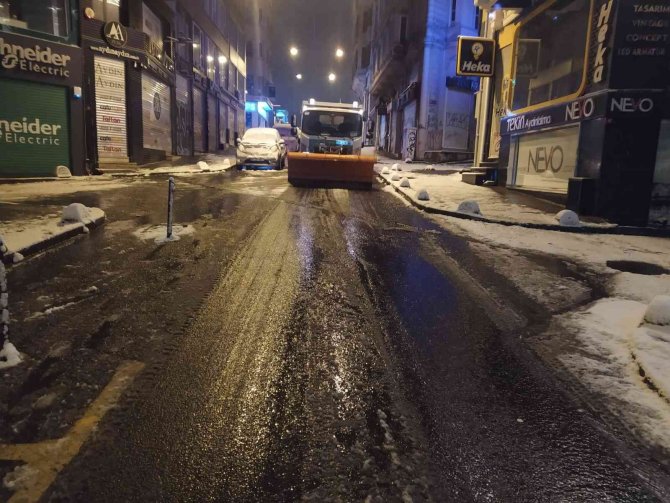 Beyoğlu Belediyesi Ekiplerinden Ana Arterlerde Gece Mesaisi