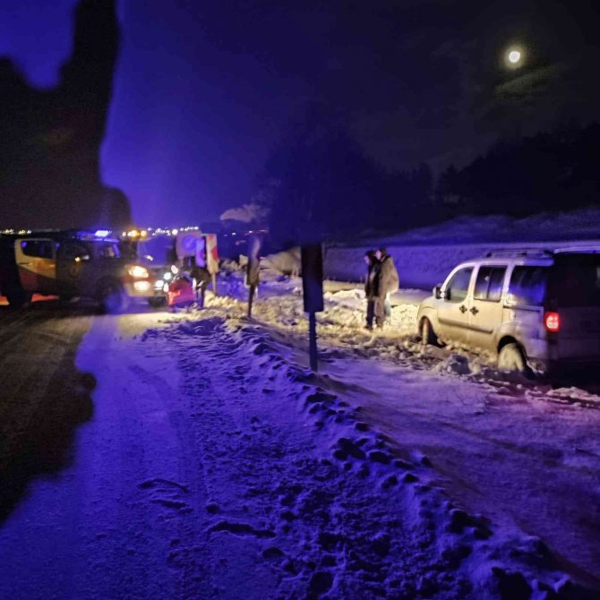 Bilecik’te Yoldan Çıkarak Kara Saplanan Aracın İmdadına Umke Yetişti