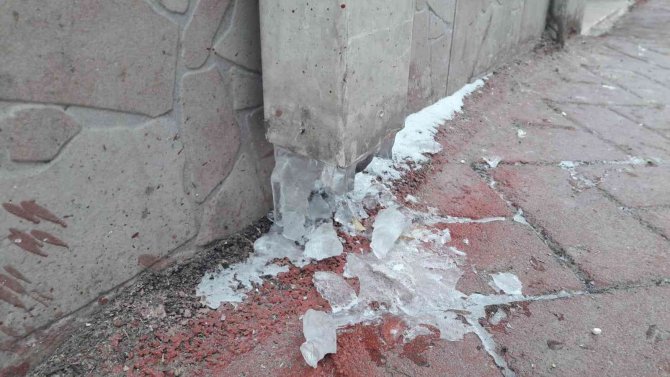 Eskişehir’de Çatı Suyu Tahliye Boruları Dondu