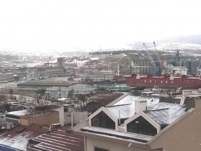 Onbeş Dakikalık Kar Yağışı Bandırma’yı Beyaza Bürüdü