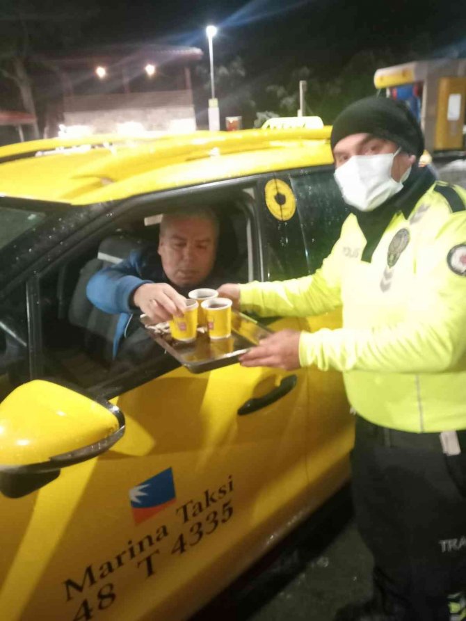 Marmaris’te Bölge Trafik Ekipleri Yolda Kalan Sürücülere Çay İkram Etti