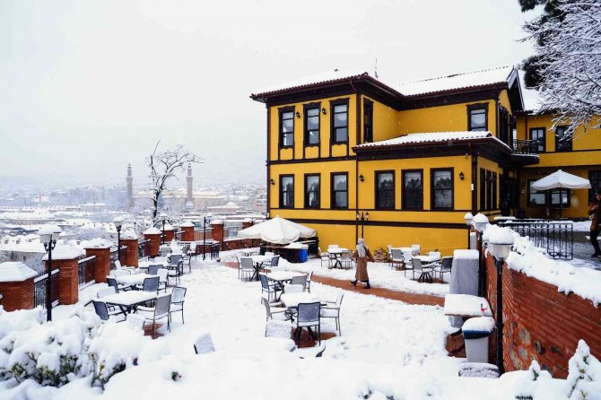 Karlar Altındaki Saat Kulesi Havadan Görüntülendi