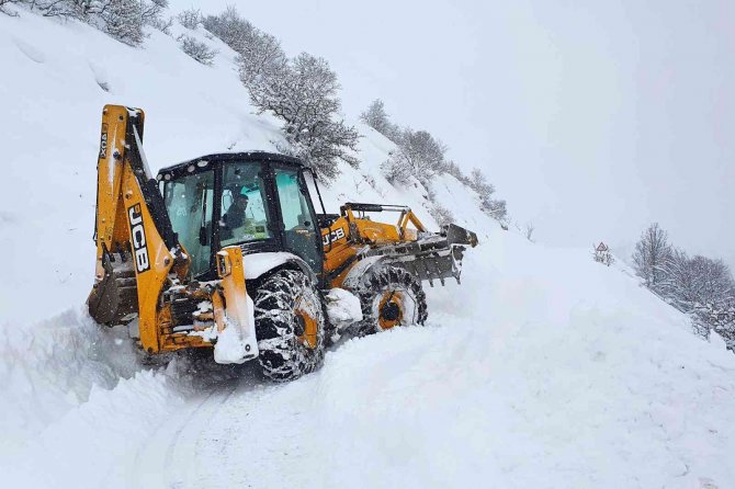 Gümüşhane’nin Zorlu Coğrafyasında Karla Mücadele Çalışmaları Devam Ediyor