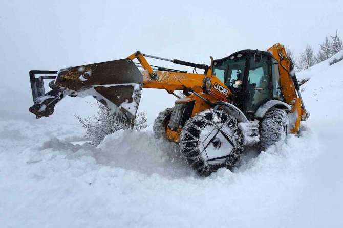 Gümüşhane’nin Zorlu Coğrafyasında Karla Mücadele Çalışmaları Devam Ediyor