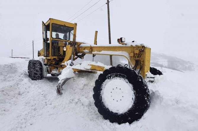 Gümüşhane’nin Zorlu Coğrafyasında Karla Mücadele Çalışmaları Devam Ediyor