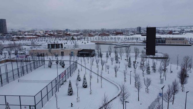 Çorum Buz Kesti: Millet Bahçesindeki Gölet Dondu