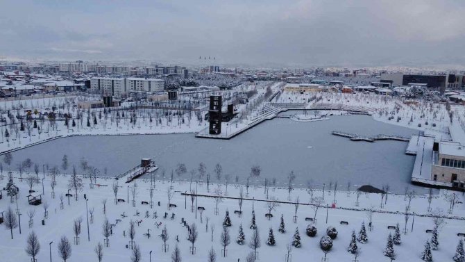 Çorum Buz Kesti: Millet Bahçesindeki Gölet Dondu