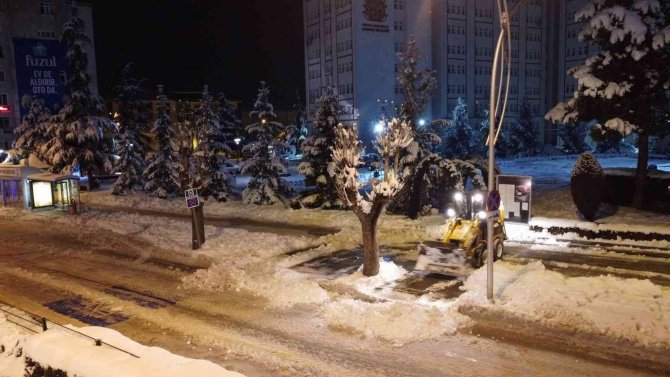 Çorum’da Şehir İçerisinde Toplanan Karlar Çomar Barajı’na Taşınıyor