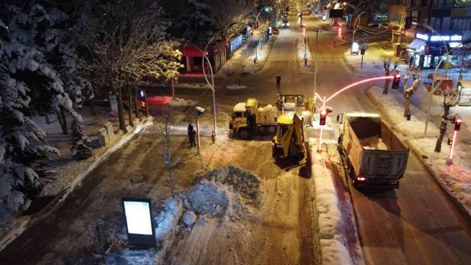 Çorum’da Şehir İçerisinde Toplanan Karlar Çomar Barajı’na Taşınıyor