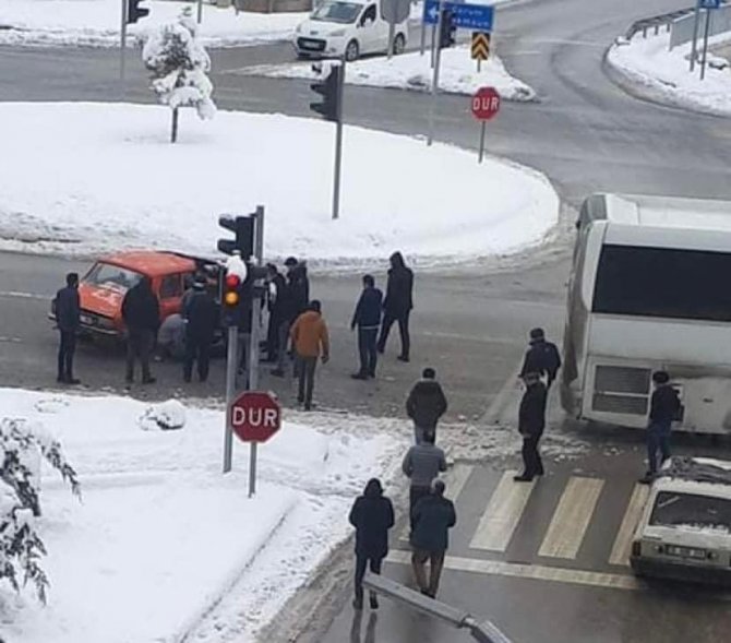 Yolcu Otobüsü İle Otomobil Çarpıştı