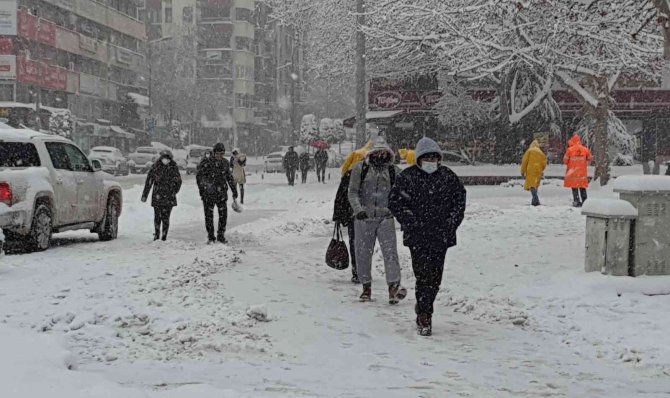 Denizli Kent Merkezinde Kar Kalındığı 10 Santimetreyi Aştı