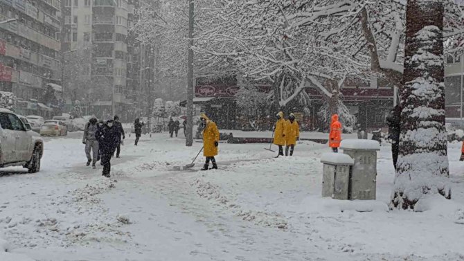 Denizli Kent Merkezinde Kar Kalındığı 10 Santimetreyi Aştı